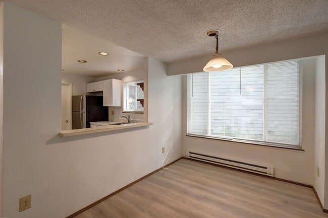 Building Photo - Updated 2 Bedroom Bellevue Condo is Available!