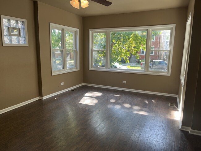 Building Photo - 722 E 91st Pl