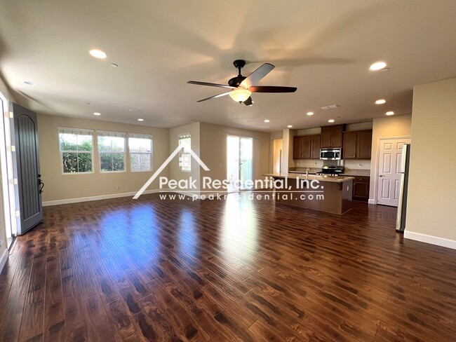 Foto del edificio - A Beautiful Folsom 4bd/3ba House with 2 Ca...