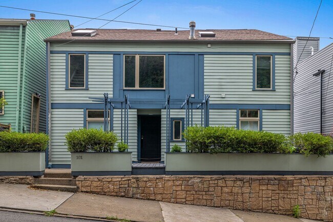 Building Photo - *Beautifully Updated & Spacious 4BD/2.5BA Single Family Home Available in South Side Slopes*