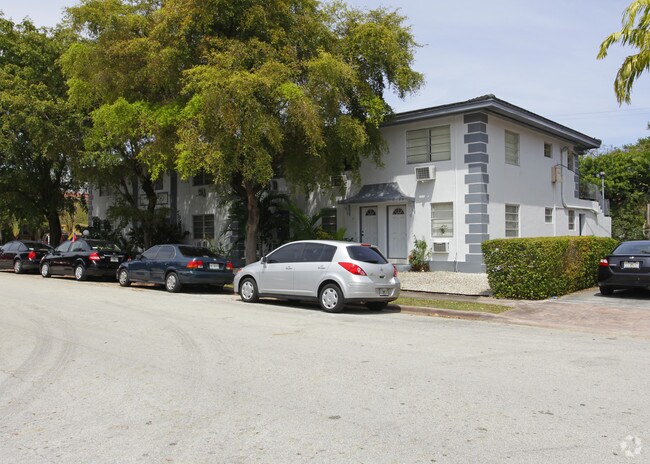 Foto del edificio - 251 Madeira Ave
