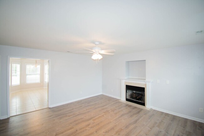 Building Photo - FIRST TWO WEEKS RENT FREE! 3 Bedroom 2 Bathroom - Pets Considered!