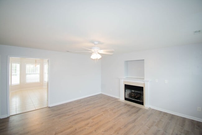 Foto del edificio - FIRST TWO WEEKS RENT FREE! 3 Bedroom 2 Bathroom - Pets Considered!