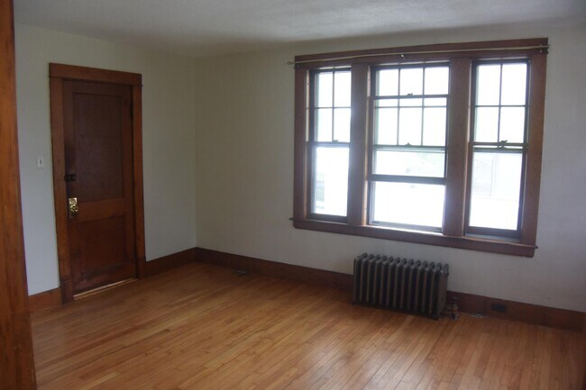 Building Photo - 62 Catherine St