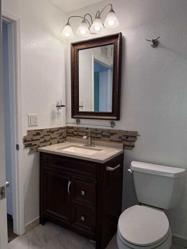 Building Photo - 2 Bed 1.5 Bath in Northridge