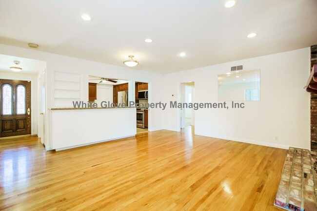 Building Photo - Spacious Fullerton 4BD Home with Dual Living Areas, Updated Kitchen & Screened Patio