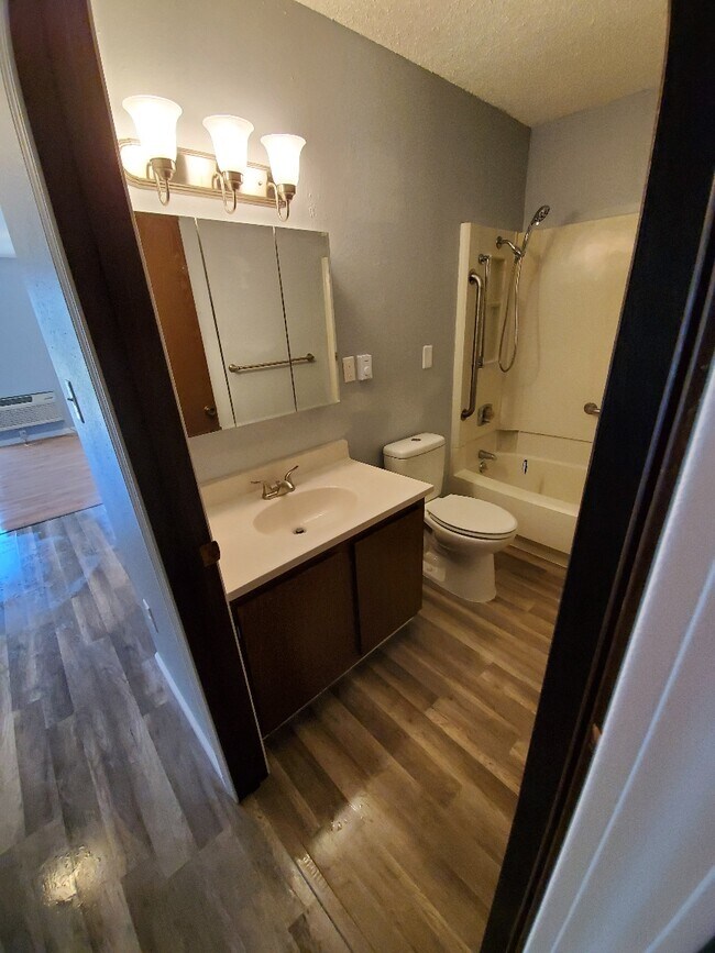 Foto del edificio - 313 E 2nd St
