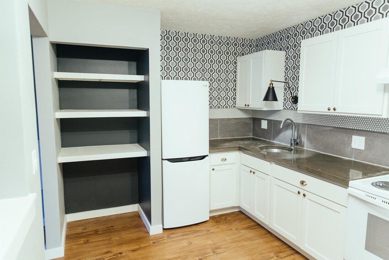 Primary Photo - 326 E Hillsdale St