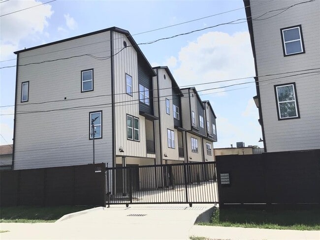 Building Photo - 2109 Marnel Rd
