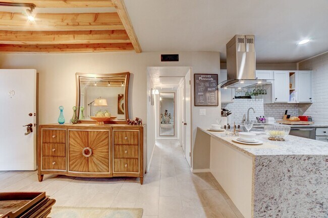 Foto del edificio - Fully furnished condo unit - all bills paid