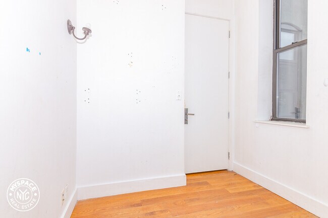 Foto del edificio - 949 Willoughby Ave