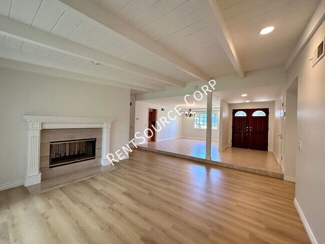 Foto del edificio - 4 Bedroom/3 Bath Granada Hills Single Stor...