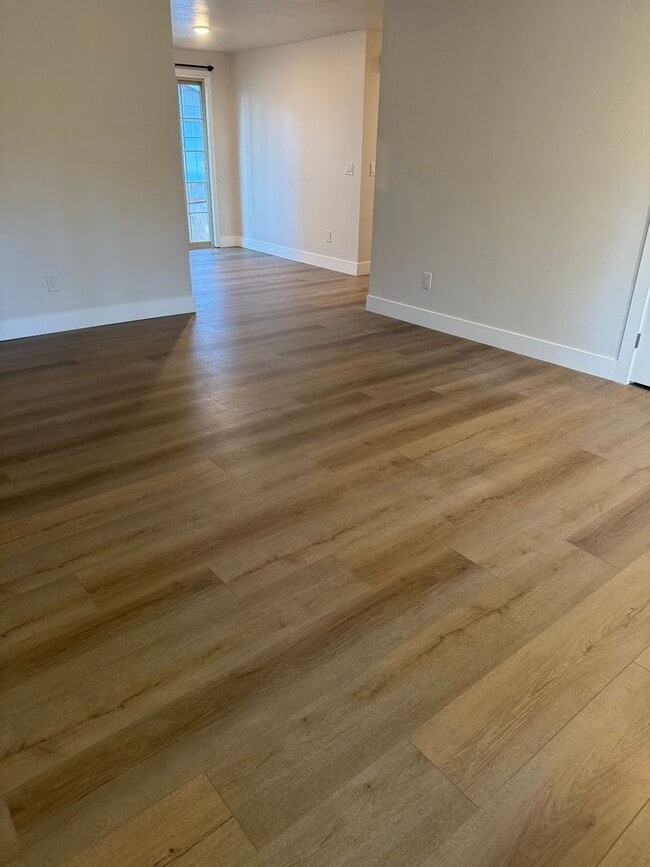Building Photo - Updated Duplex in SE Bend