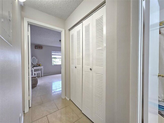 Foto del edificio - 9999 Summerbreeze Dr