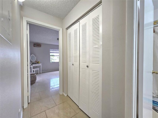 Building Photo - 9999 Summerbreeze Dr