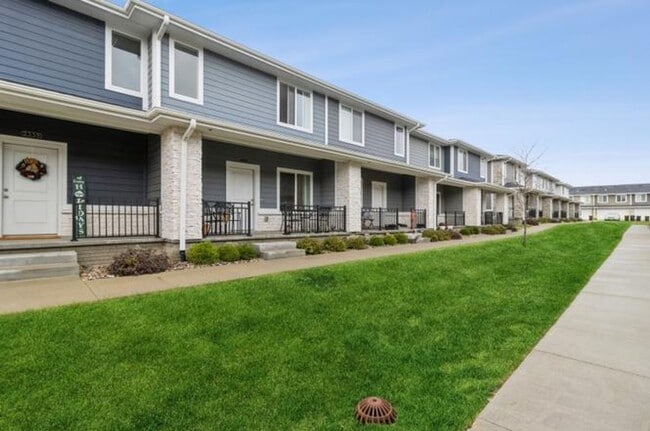 Building Photo - 3BR 2.5bath Townhome Available in Waukee