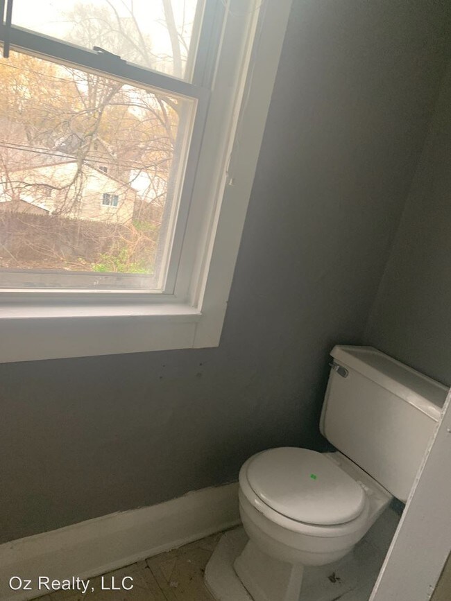 Foto del edificio - 3 br, 1 bath Apartment - 4138 Lewis Ave