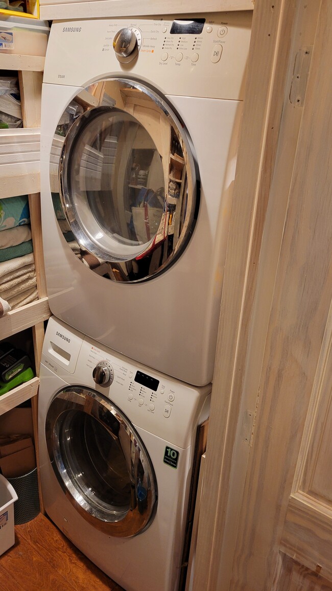 washer/dryer - 10 Channel Ave