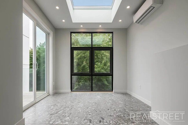 Building Photo - Williamsburg Gem – Brand New 3-Bed, 1.5-Ba...