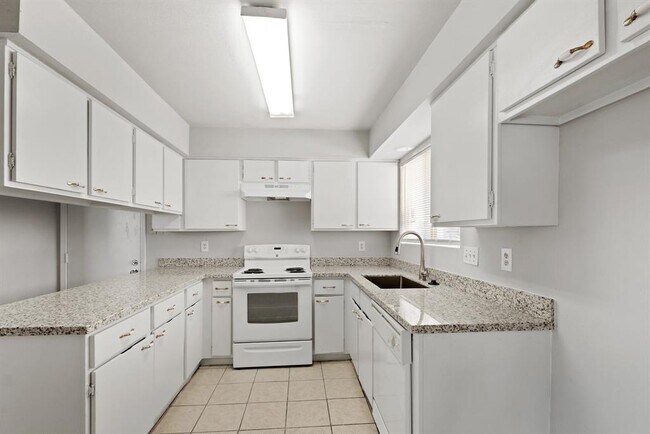 Building Photo - 6334 Ivyknoll Dr