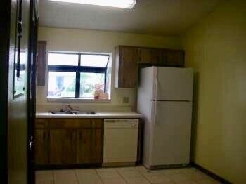 Building Photo - AVAILABLE NOW!! This spacious 2 Bedroom 2 ...