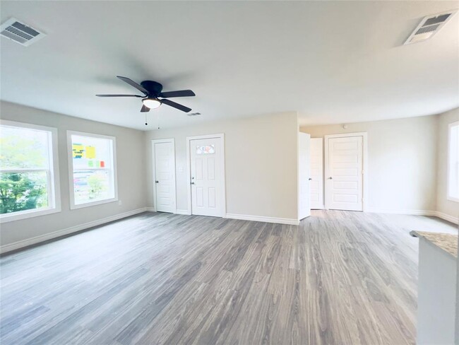 Building Photo - 5415 Ridgeway Dr