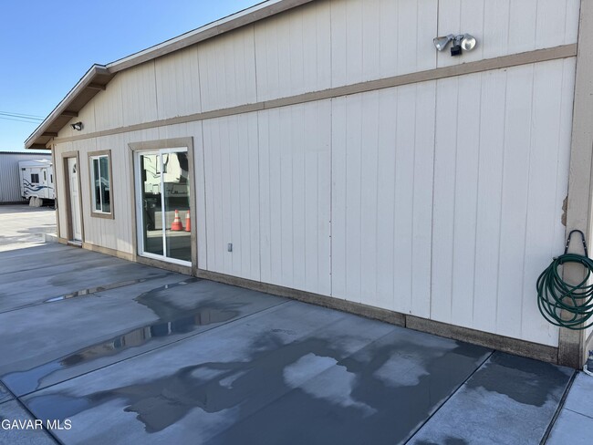 Building Photo - 43813 Sierra Hwy