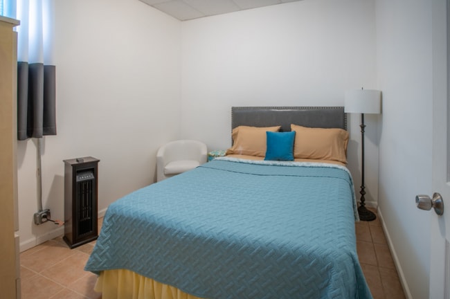 Building Photo - 445 E Bowen Ave