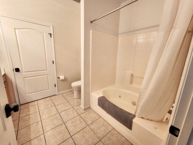 Foto del edificio - Call Rashida Clarke at 757-325-9880 for more information