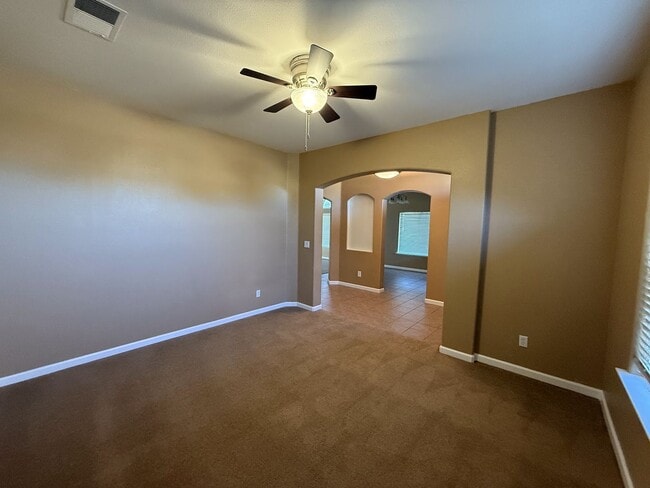 Building Photo - Spacious and Beautiful 4 bedroom luxury ho...