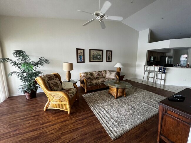 Sala de estar - 9850 Costa Mesa Ln