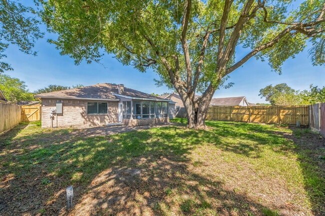 Building Photo - Charming & Spacious Home in La Porte!