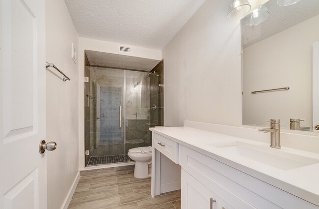 Building Photo - 2613 Fan Palm Dr