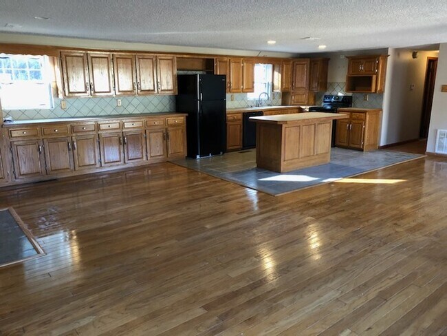 Building Photo - Home Sweet Home!