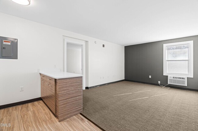 Building Photo - Check out this renovated unit!! Lots of value!!