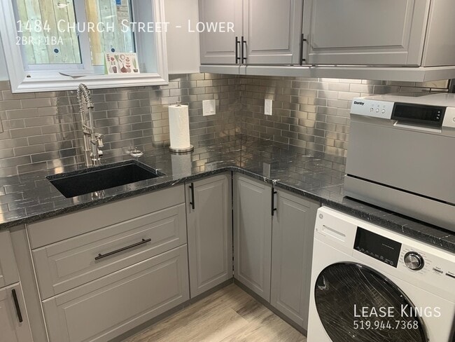 Building Photo - 2 Bedroom 1 Bathroom Lower Unit DONE TO TH...