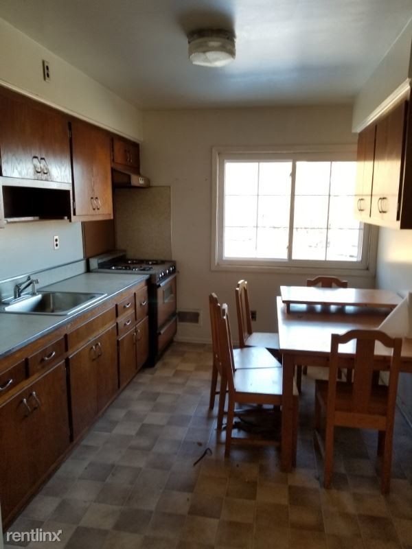 Building Photo - 4 br, 2 bath Townhome - 11 W Railroad Ave,