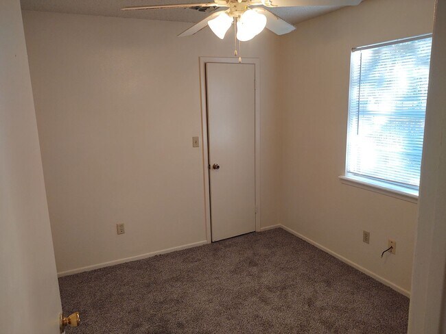 Building Photo - 1401 Clyde St