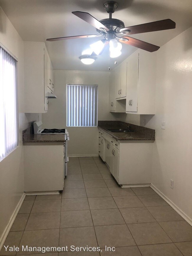 Building Photo - 13947 Oxnard St