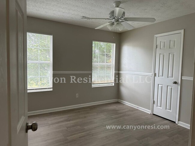 Building Photo - Beautiful 3b Room!Move in ready!