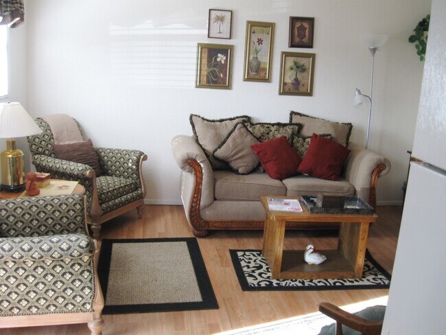 Building Photo - Completely Furnished 2-bedroom Apartment i...