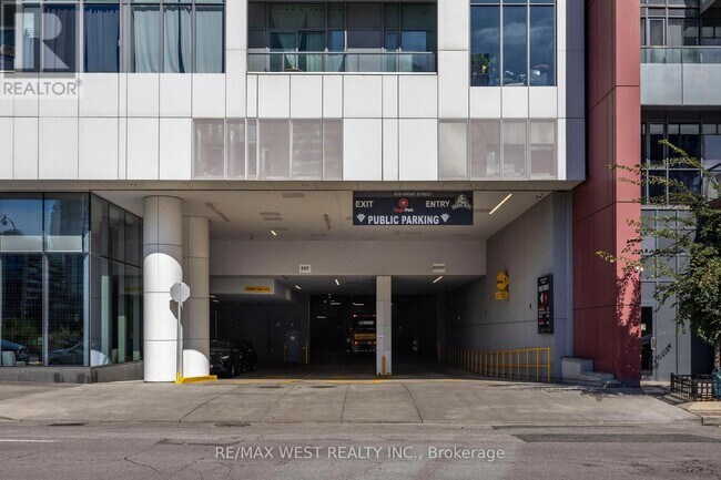 Building Photo - 560 Front St W