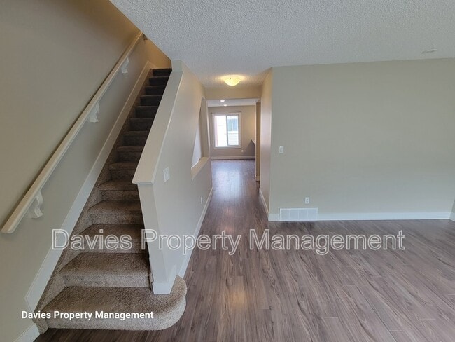 Building Photo - 415 Clareview Rd NW
