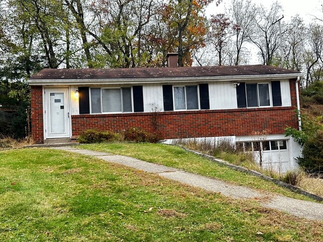 Building Photo - 3 Bed 1.5 Bath with an Additional Bedroom