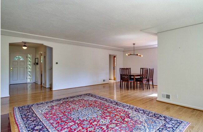 Building Photo - 616 SE Andover Pl