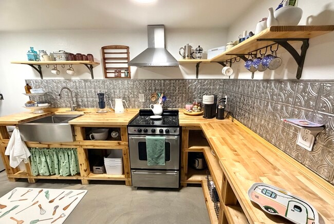 Building Photo - 701 Cedar St