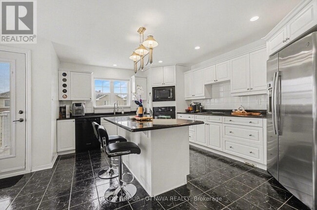 Building Photo - 131 Oakfield Crescent