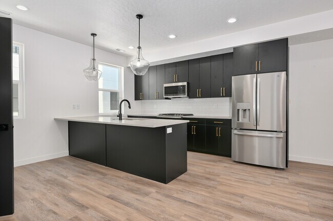 Building Photo - 527 W 620 N