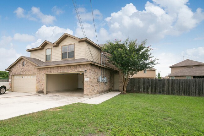Building Photo - Beautiful 3 Bedroom Duplex Located in New Braunfels, Texas!
