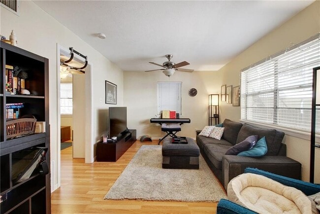 Building Photo - Large 1 bedroom in Hyde Park